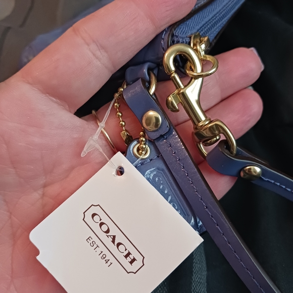 NWT! 🎁🎄 Beautiful Quilted Coach Wristlet! - Picture 14 of 15